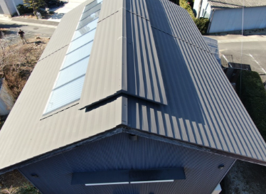 木部が劣化してしまった破風板と戸袋を板金でモダンな仕上げにリ フォーム