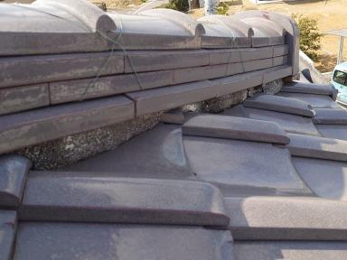 経年劣化した瓦屋根の棟部分を軽量化・耐震化を兼ねた屋根リフォーム