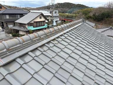 傷んでしまった棟瓦を軽量化・耐震化を兼ねた災害に強い棟へと改修工事