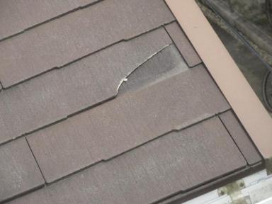 色落ちしたカラーベストの割れを事前補修してから再塗装