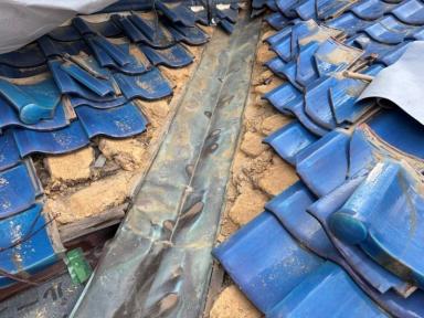 和瓦の谷板金と棟瓦を耐震化・軽量化を狙って交換工事