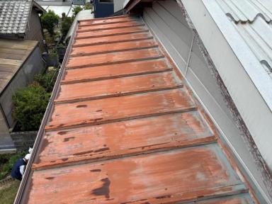 錆びてしまったトタン屋根の再塗装を諦めて葺き替え工事