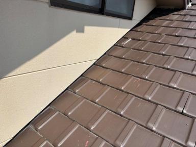 平板瓦の壁際部分からの雨漏りをめくって再施工