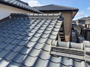和瓦屋根の端部をビスで留め直し＋棟部を軽量化・耐震化改修工事