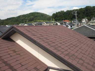 経年劣化で色落ちして汚れたカラーベストを重ね葺き【カバー工法 】