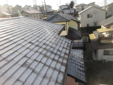 色落ちしたカラーベストの再塗装の際には棟板金も新しいモノに交換して屋根リフォーム